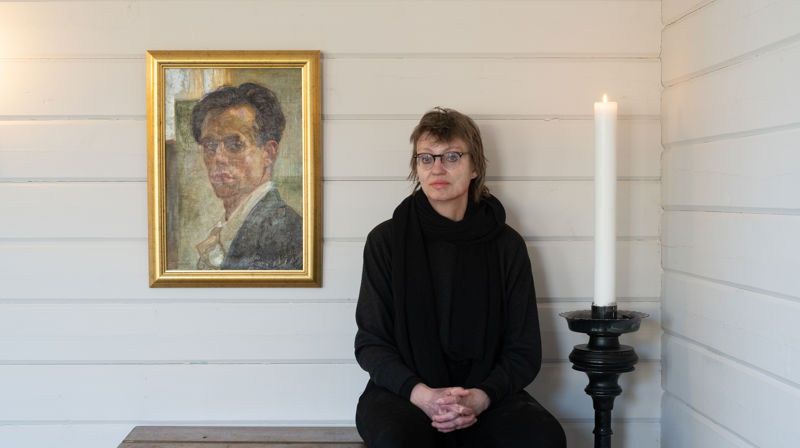 Tiril Bjørkvold, utstillingsansvarlig, med Alberto Rosatis selvportrett. Foto: Torbjørn Tandberg