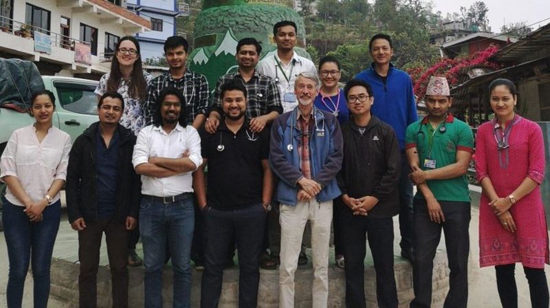 Dette er sykehusets leger og helsearbeidere, i midten foran står Erik Bøhler