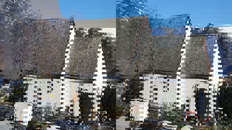 Vangen kyrkje. Arbeid langs veggen på kyrkja