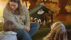 Trusopplærar Elin Mbogo Svensson viser borna julekrybba