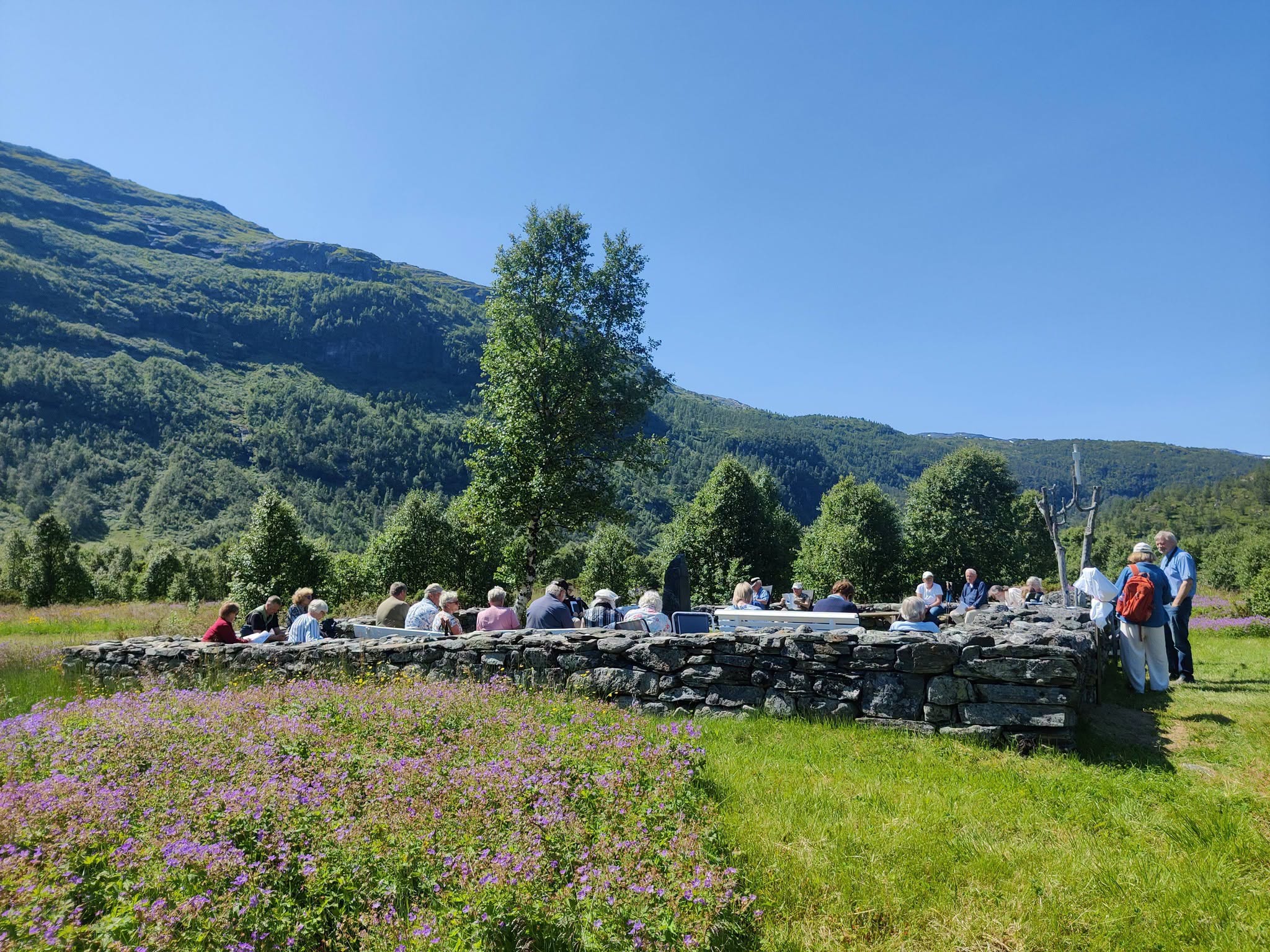 Gudsteneste på Aurdalen kyrkjegard