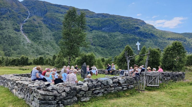 Friluftsgudsteneste på Aurdalen kyrkjegard