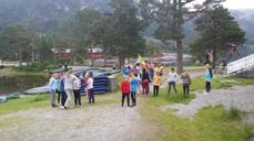 Born ute på leirområdet