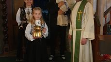 Ungdomsprest i Sogndal Andreas Danbolt står saman med dåpsfylgjet.