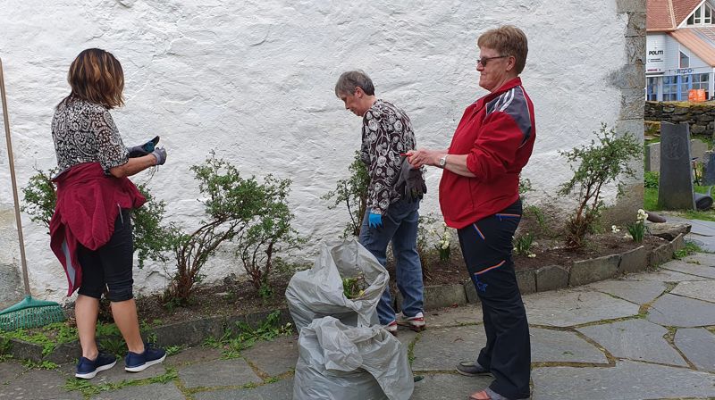 Dugnad på kyrkjegardane i Aurland.