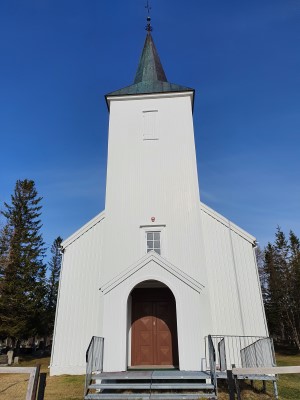 Malangen kirke vår.jpg