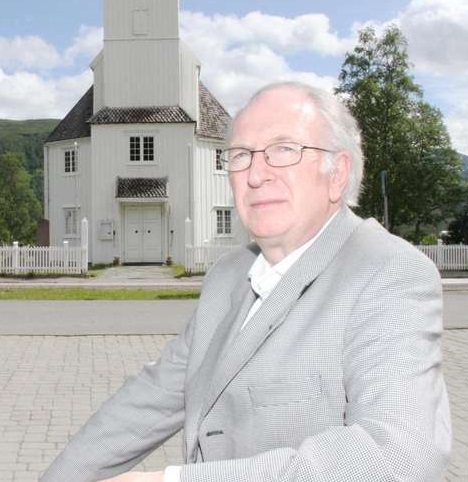 Einar vikarierer som prest her i Bardu nå. 