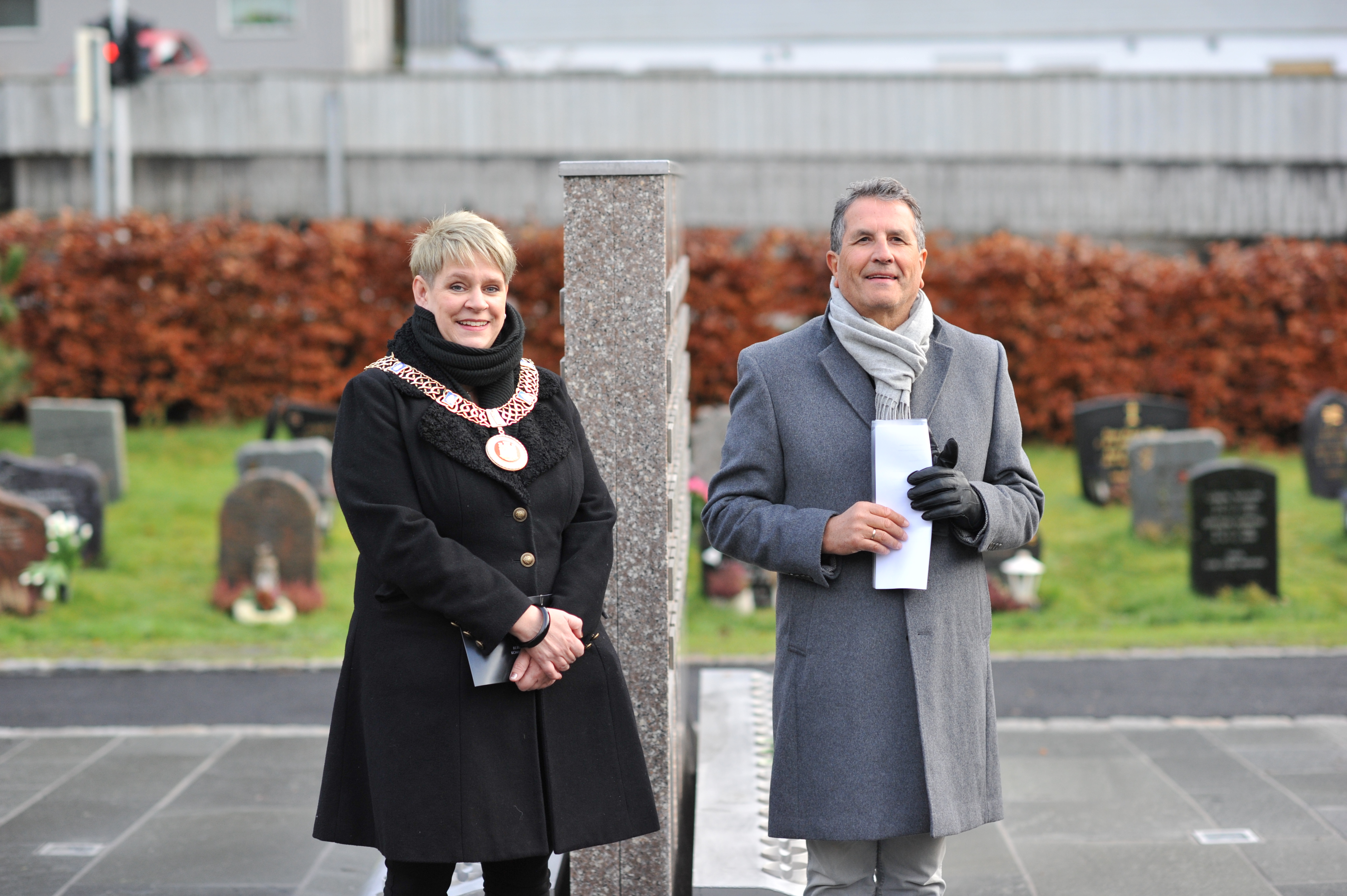 Ordfører Marte Mjøs Persen åpnet den nye navnete minnelunden ved Nygård kirke sammen med kirkeverge Asbjørn Vilkensen. Foto: Gyrid Cecilie Nygaard