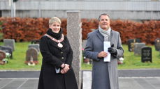 Ordfører Marte Mjøs Persen åpnet den nye navnete minnelunden ved Nygård kirke sammen med kirkeverge Asbjørn Vilkensen. Foto: Gyrid Cecilie Nygaard