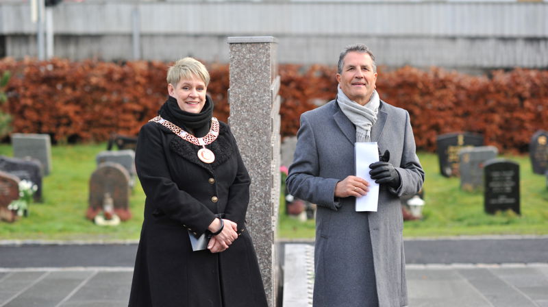 Ordfører Marte Mjøs Persen åpnet den nye navnete minnelunden ved Nygård kirke sammen med kirkeverge Asbjørn Vilkensen. Foto: Gyrid Cecilie Nygaard