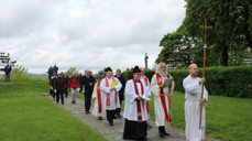 Bildet viser en tidligere pinsegudstjeneste på Kristkirketomten. Foto: Bergen domkirke menighet.