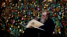 Kunstneren Håkon Gullvåg foran bilde av nattverden. Foto: Tom A. Kolstad