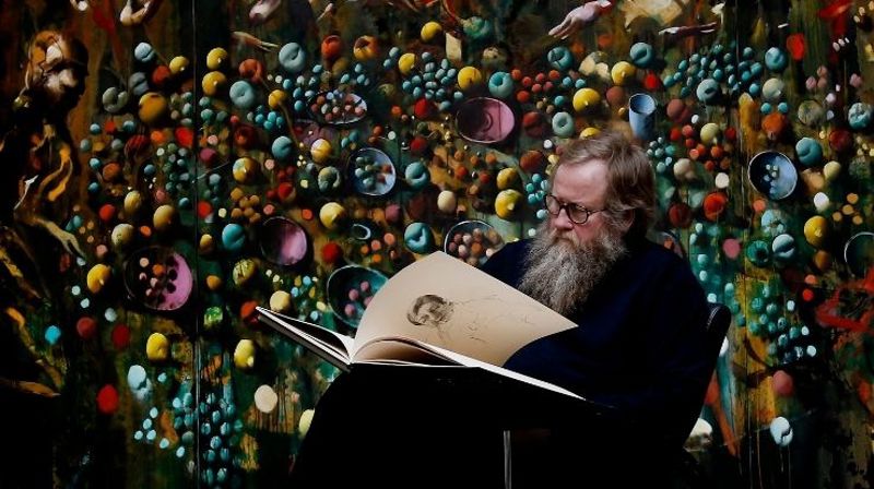 Kunstneren Håkon Gullvåg fotografert foran ett av maleriene som kommer til Bergen. Foto: Tom A. Kolstad