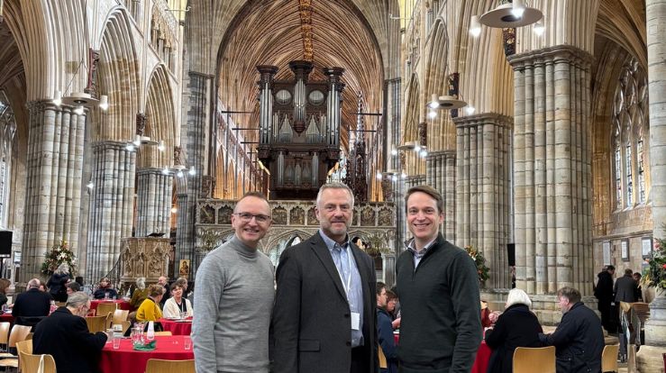 Sokneprest Bjarte Nese, Daglig leder Jon Nævdal, domkantor Kjetil Almenning inne i Exeter Chatedral.