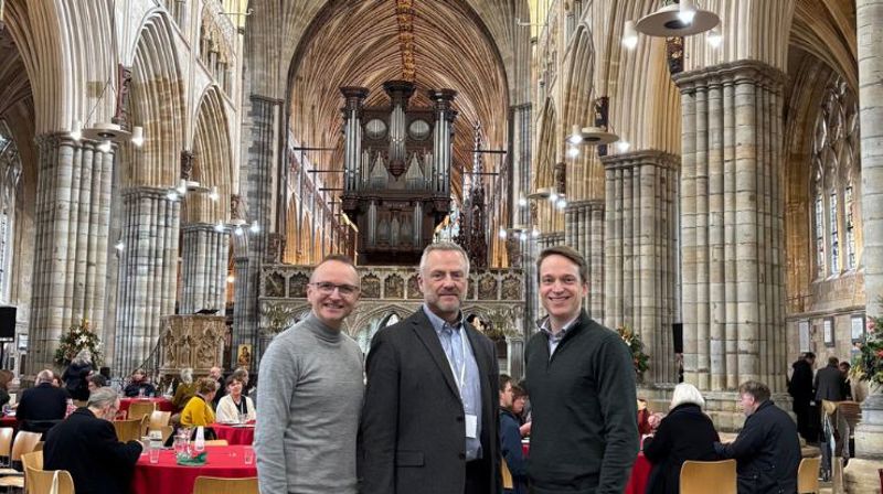 Sokneprest Bjarte Nese, Daglig leder Jon Nævdal, domkantor Kjetil Almenning inne i Exeter Chatedral.