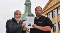 Kirkebyggsjef Arne Tveit sammen med Akasias Helge Kleemann. I bakgrunnen ser vi taket på Bergen domkirke som Kleemann har skrevet oppgave om.