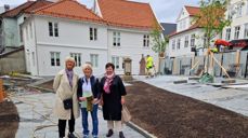 Kulturrådgiver Ragna Sofie Grung Moe fra Bjørgvin bispedømme, arkitekt i Akasia Siri Øijord Haugan og biskop Ragnhild Jepsen på befaring i Korskirken og Korskirkegården..