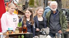 Svelesteikere på kirketomten: Anna S. Mygland, Ida Bøe Hesselberg, Oda Sofie Steine og Bjørn Nygard. Foto: BKF