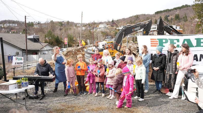 Sædalen barnekor sang våren 2023 da første spadestikk ble tatt på kirketomten. Byggeprosessen er nå komt mye lengre, og ferdig bygg skal innvies i november.