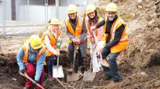 Gøril Jakobsen, Fride Sofie Pileberg, kirkeverge Mette Svanes, Mathilde Vattekar og kulturbyråd Eduardo Andersen fikk æren av å ta de første spadestikket på kirketomten. Foto: BKF