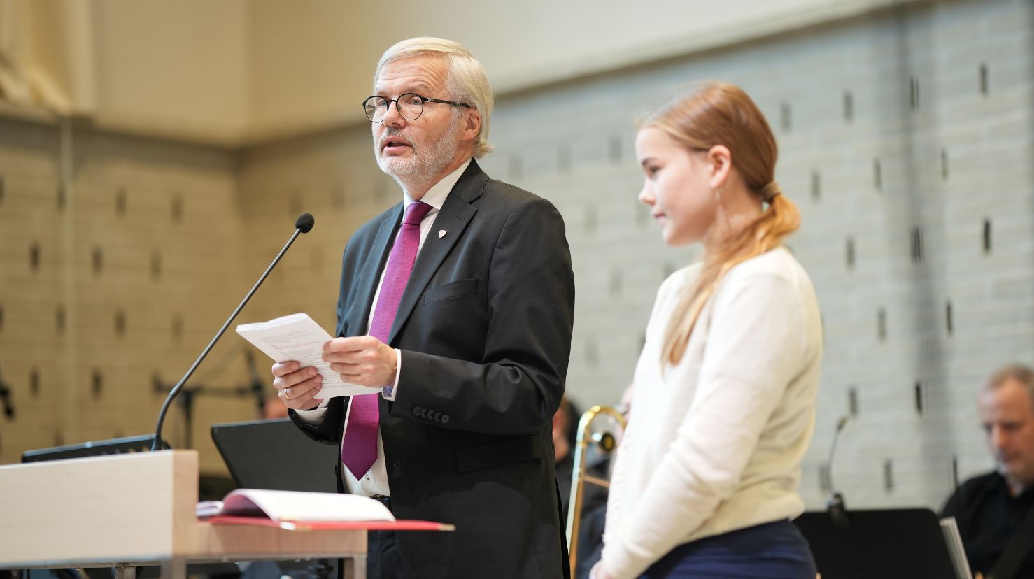 Tekstlesere i kirke. Mann og ungdom. Foto