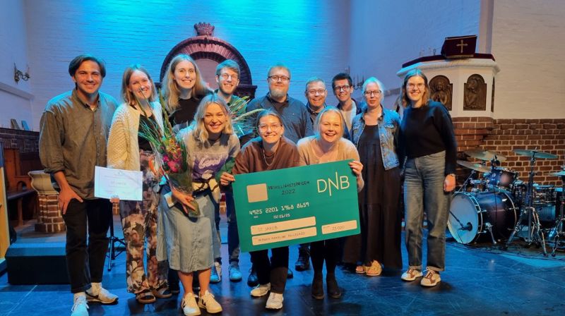 En glad gjeng frivillige og ansatte i St. Jakob mottar frivillighetsprisen for 2022 i St. Jakop kirke på en samling for alle ansatte.