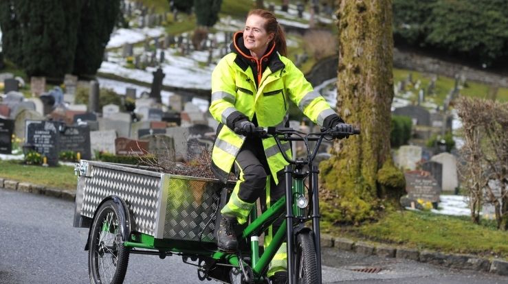 Driftsleder Adelin Olsen på Møllendal gravplass er svært fornøyd med det nye kjøretøyet. Foto: Gyrid Cecilie Nygaard