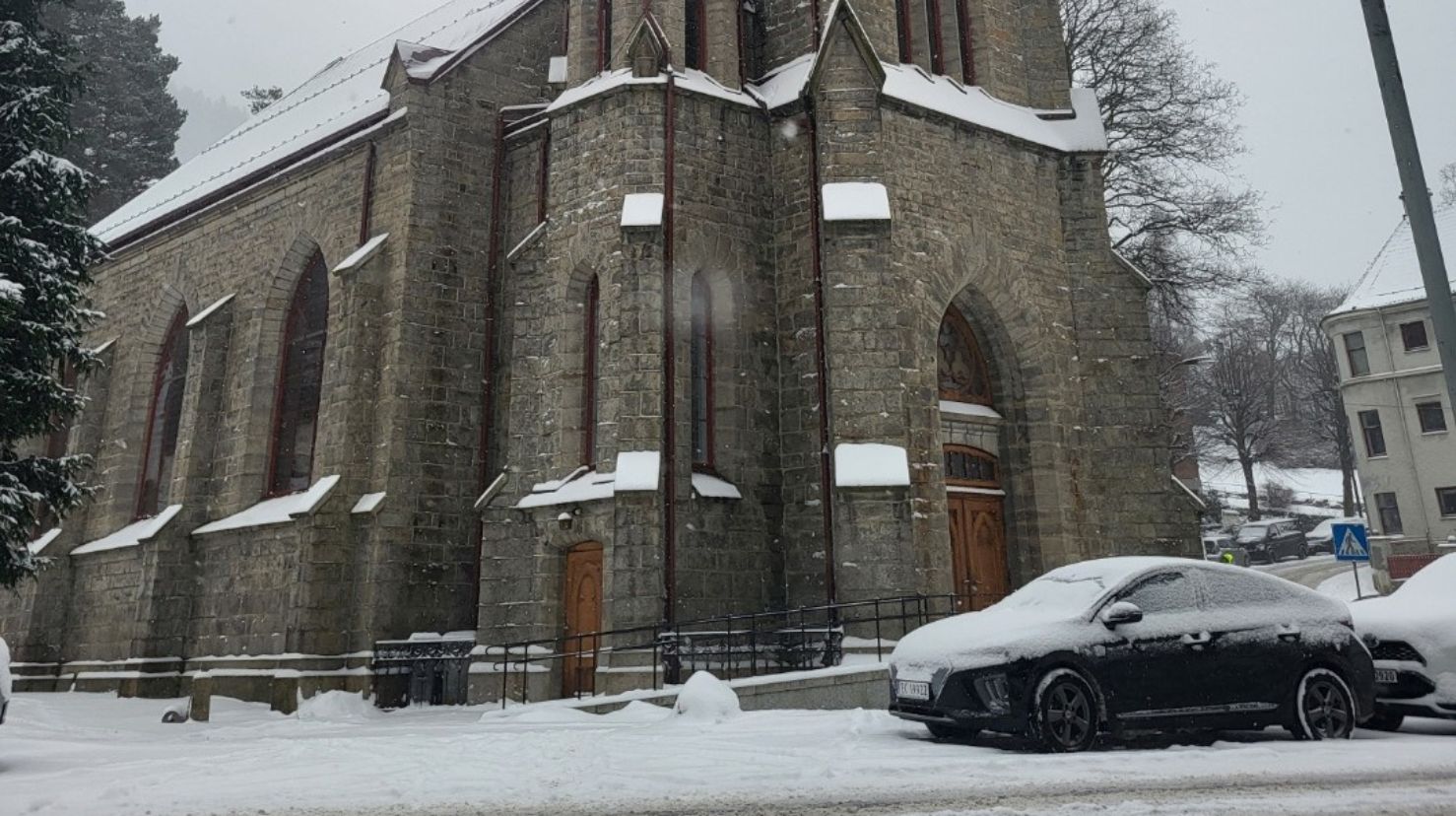 Akasia er i full gang med snørydding, men det store snøfallet i Bergen byr på ekstra utfordringer. Illustrasjonsbilde av Sandvikskirken i dag. Foto: Andreas Pettersen.