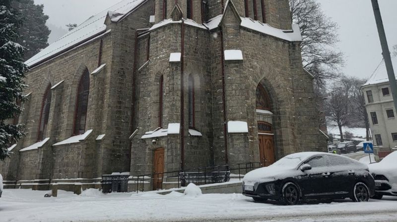 Akasia er i full gang med snørydding, men det store snøfallet i Bergen byr på ekstra utfordringer. Illustrasjonsbilde av Sandvikskirken i dag. Foto: Andreas Pettersen.