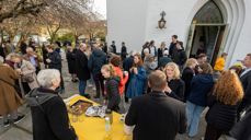 Kirken betyr mye i lokalsamfunnet. Her illustrert ved en kirkekaffi utenfor Birkeland kirke. Foto: Terje Peersen.