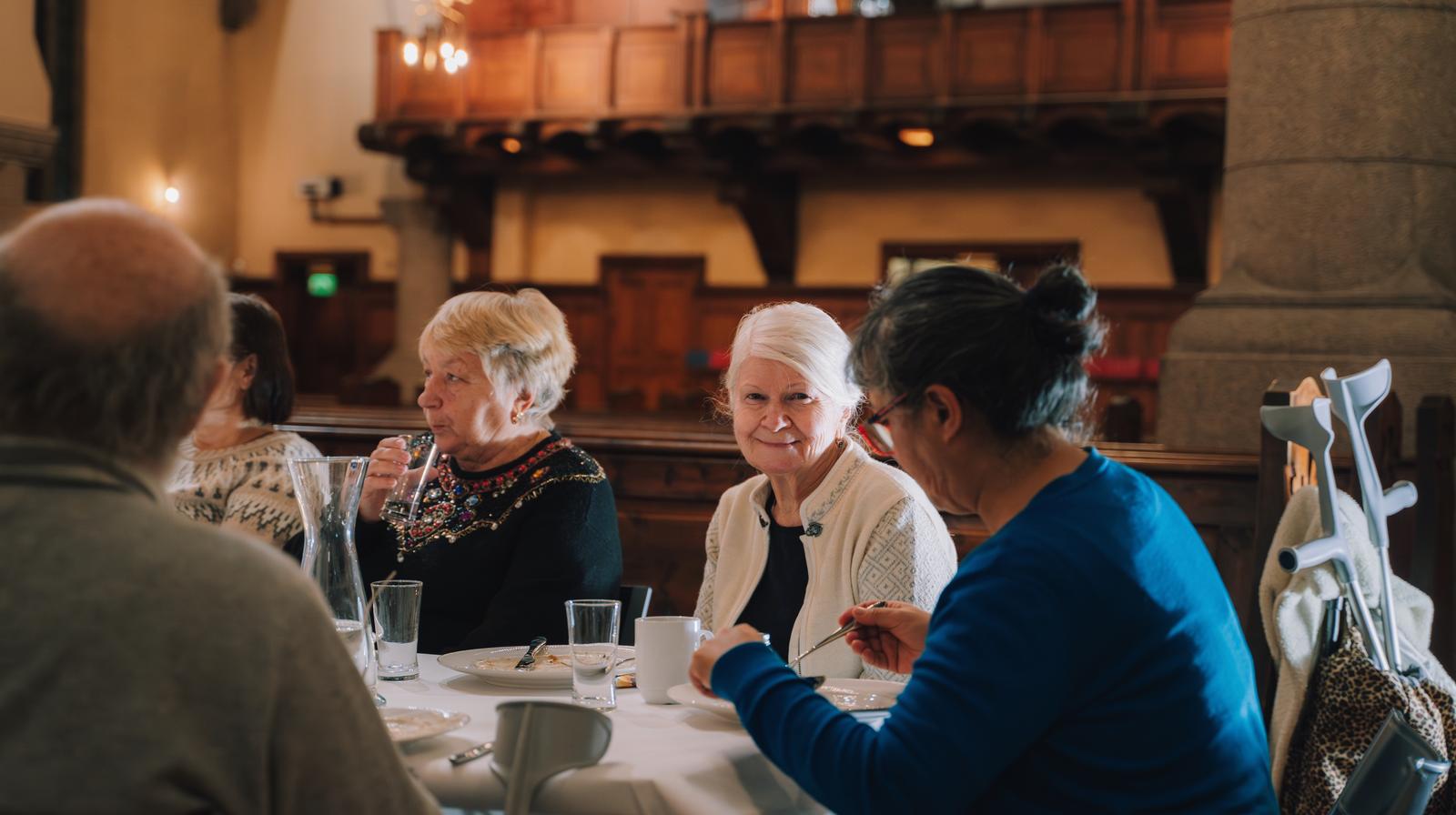 Mange kirker arrangerer eldretreff i kirken. 