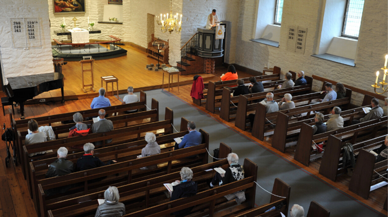 Nå kan 50 delta på gudstjenester. Det er viktig å følge helsemyndighetens råd om god håndhygiene og å holde avstand til andre.