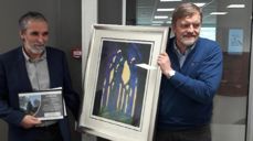 Kirkebyggsjef Arne Tveit mottar prisen av Harald Berge Breistein, leder for kommunalt råd for funksjonshemmede