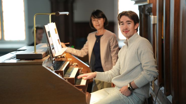 Mariko Takei Myksvoll underviser flere unge voksne som en del av stillingen sin som kantor i Johanneskirken. Her er hun sammen med 20-årgamle Jørgen Moland for å øve til en konsert.