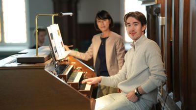 Mariko Takei Myksvoll underviser flere unge voksne som en del av stillingen sin som kantor i Johanneskirken. Her er hun sammen med 20-årgamle Jørgen Moland for å øve til en konsert.