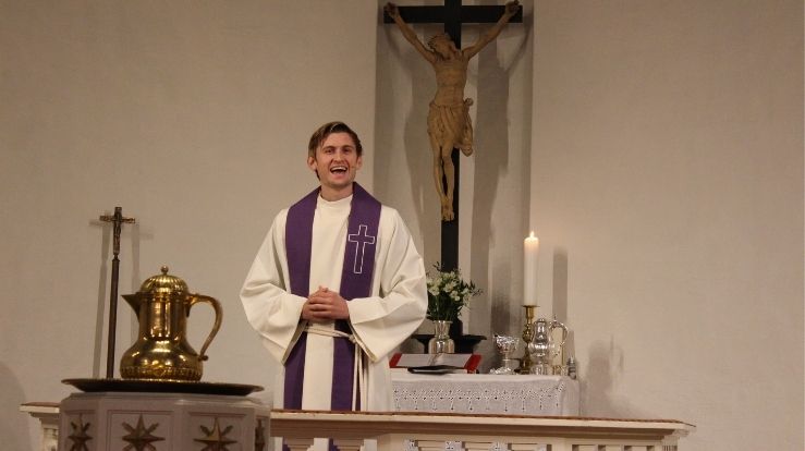 Thor Haavik har nå startet i jobben som kapellan i Salhus menighet. Han har vært å se på TV2 i høst i realityprogrammet Farmen. Foto: Jostein Hordvik