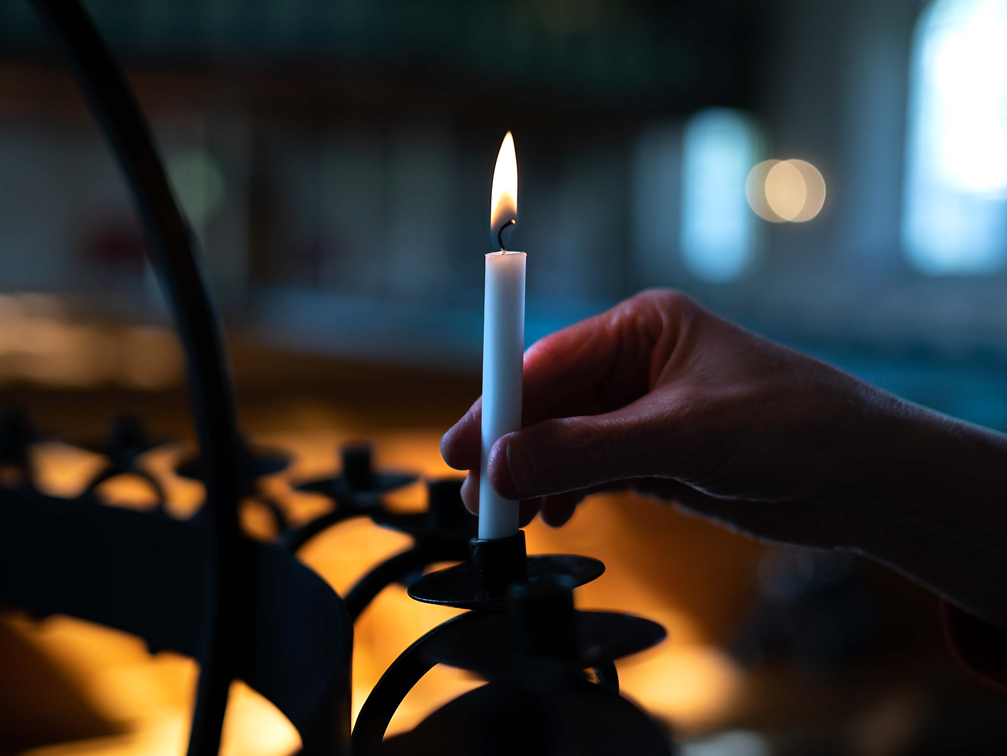 Det kan gjera godt å tenna eit lys i Open kyrkje. Foto: Odd Mehus