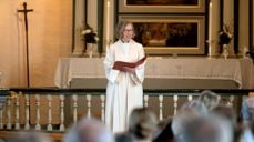 Sokneprest Kristin Hjertaker forrettar på dei fleste NRK-gudstenestene frå Arna kyrkje. Foto: Odd Mehus
