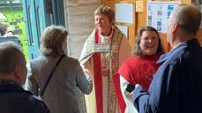 Mange ville gratulera Gina Marie etter gudstenesta. Foto: Odd Mehus