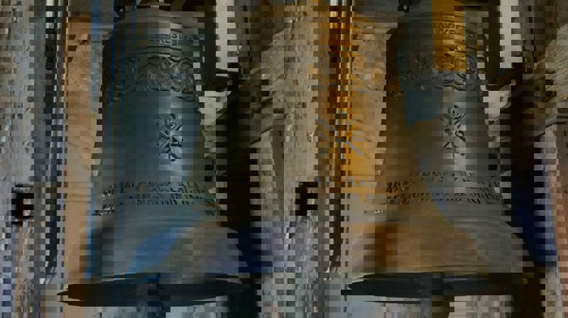 Store kyrkjeklokker heng i tårnet