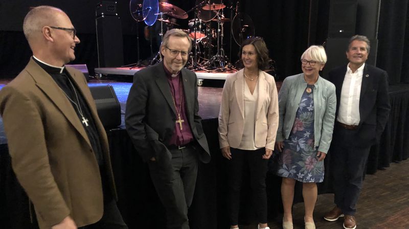 Domprost Gudmund Waaler, biskop Halvor Nordhaug, ny kirkeverge Mette Svanes, fellesrådsleder Bjørg Sveinall Øgaard og avtroppende kirkeverge Asbjørn Vilkensen. (FOTO: Eirik B. Minde)
