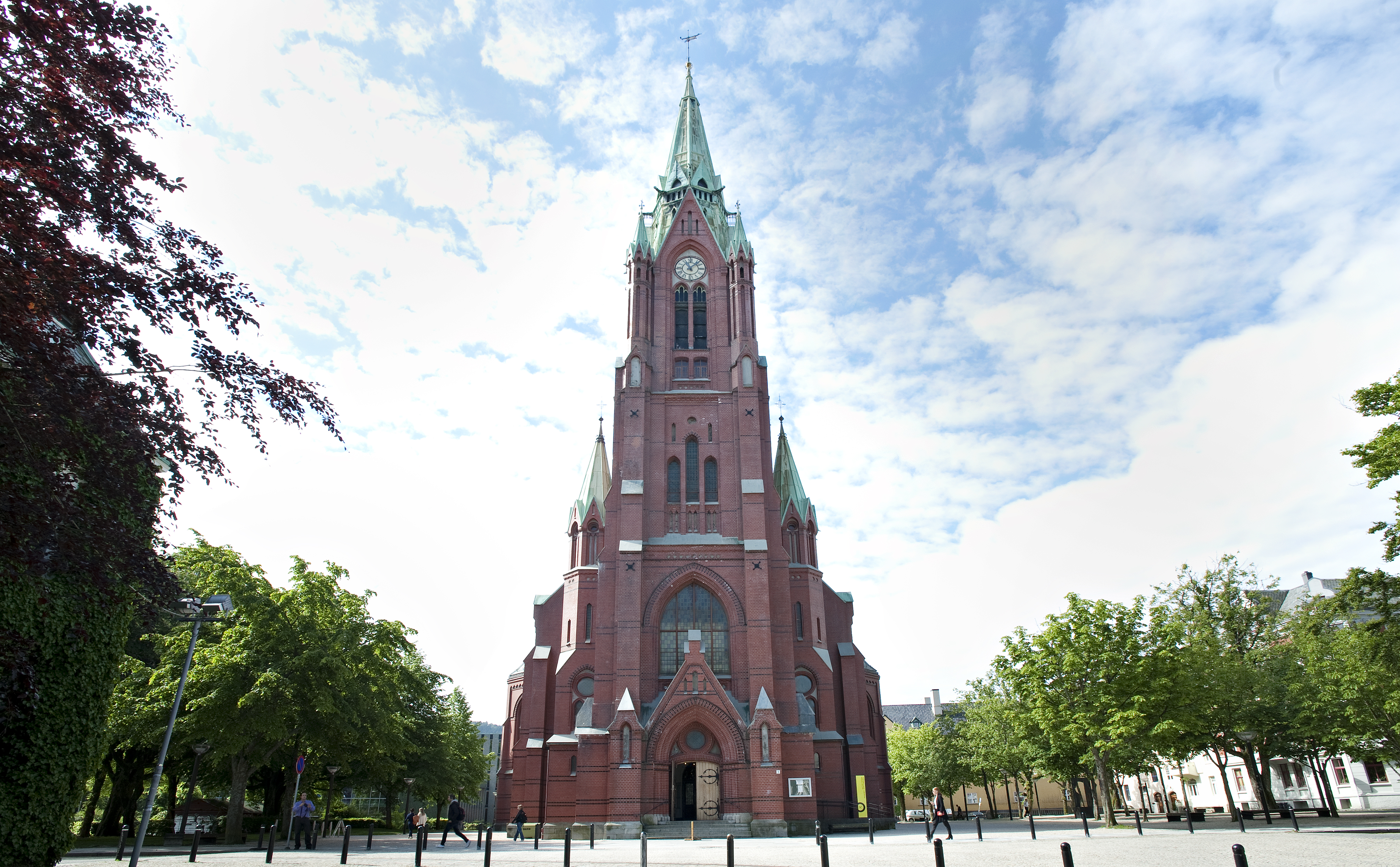Johanneskirken i Bergen sett fra utsiden rett forfra.