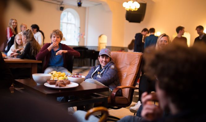 Ungdommer samlet til aktivitet i menighetssalen i St.Jakob.