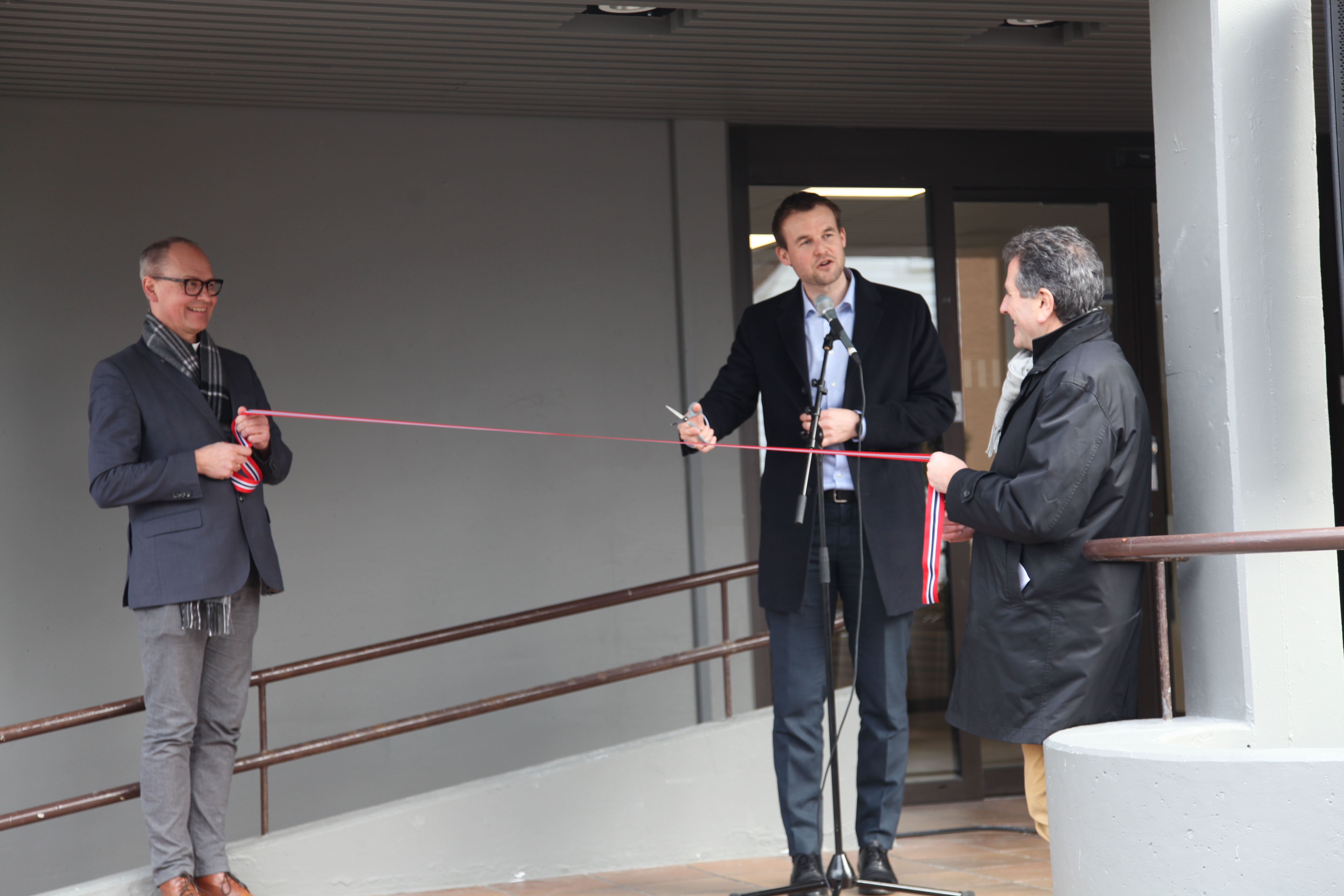 Statsråd Kjell Ingolf Ropstad fikk æren av å klippe snoren og foreta den offisielle åpningen av Kirkens Hus.  FOTO: Anne Merete Solbakken