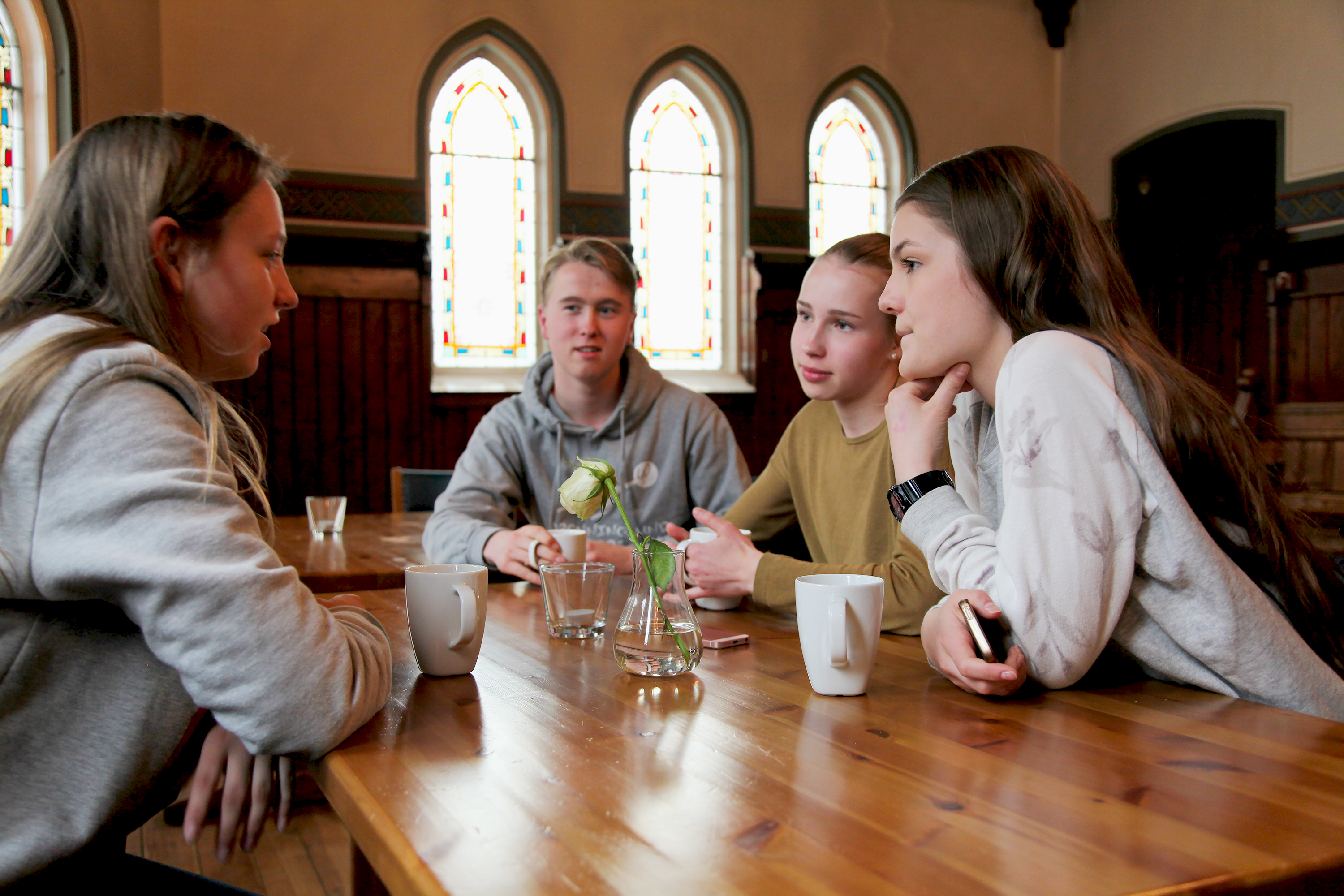 Fire ungdommer samlet til samtale.