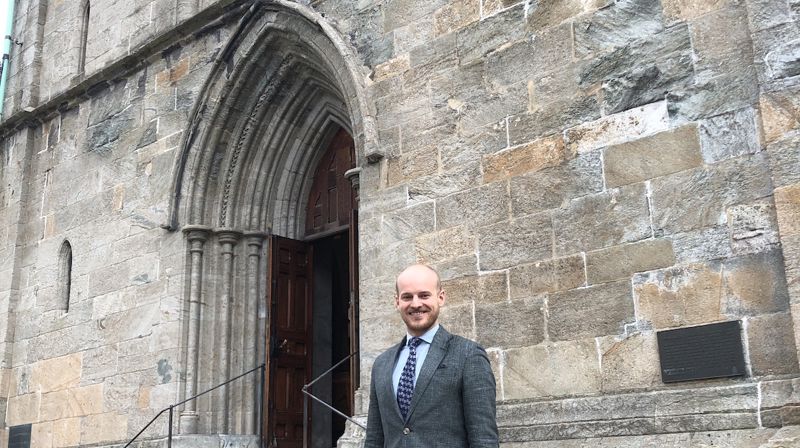 Menighetsrådsleder Christian Nesset foran Domkirken hvor fraværet av stillas vitner om fremgang i arbeidet med å renovere kirken. (Foto:Eirik B. Minde)