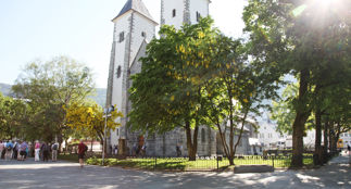 Mariakirken sett forfra i solskinn.