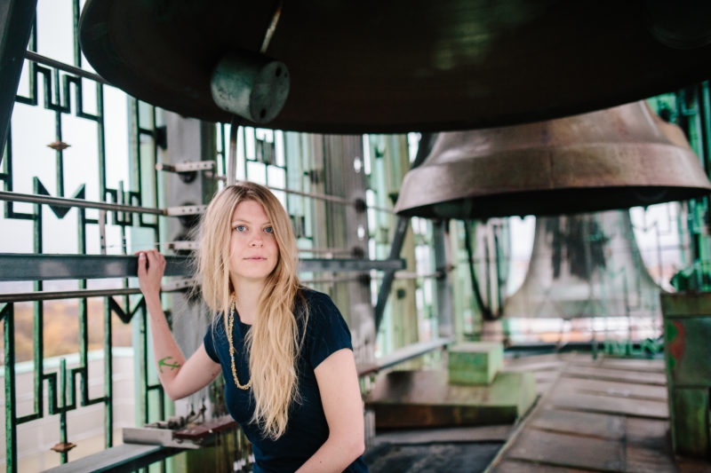 KLOKKENIST: Laura Marie Rueslåtten spiller konsert på klokkespillet i Johanneskirken under Autunnalen. FOTO: Privat