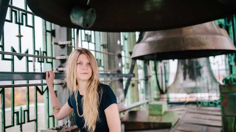 KLOKKENIST: Laura Marie Rueslåtten spiller konsert på klokkespillet i Johanneskirken under Autunnalen. FOTO: Privat