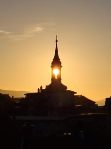 Nykirken i solnedgang. (FOTO: Elisabeth Angell)